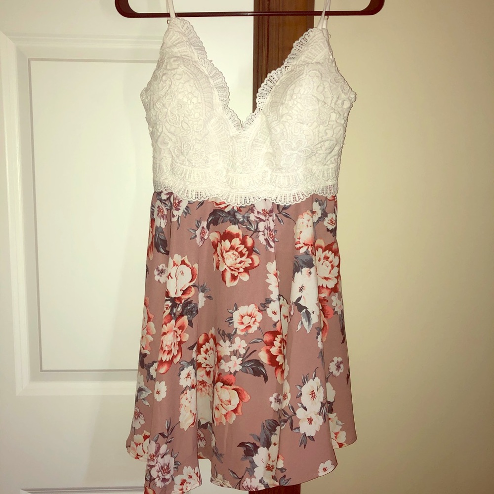 Lace and flower dress with gold hardware✨🌸🌺🌼